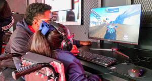 Jovens mexendo no computador, de costas para a câmera