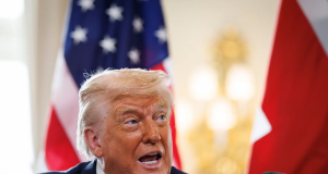 Donald Trump olhando para o lado e falando