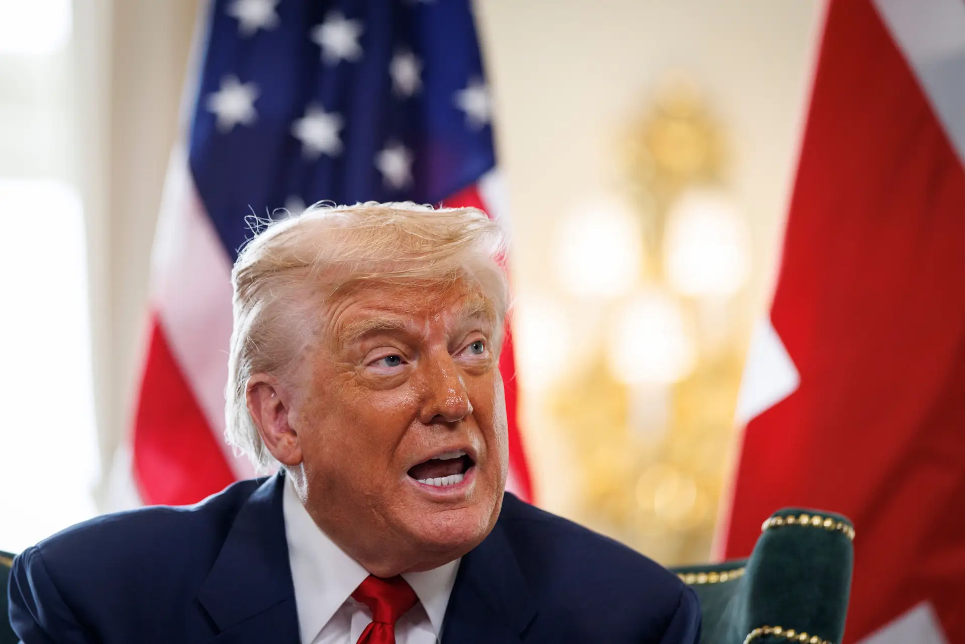 Donald Trump olhando para o lado e falando