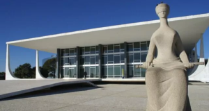 Supremo Tribunal Federal (STF) em dia ensolarado