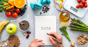 Balança, alimentos e folha com a palavra "dieta" escrita