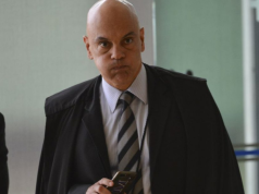 O ministro Alexandre de Moraes, do Supremo Tribunal Federal (STF), com a boca cheia de ar, sério, em pé, andando e olhando pra frente