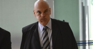 O ministro Alexandre de Moraes, do Supremo Tribunal Federal (STF), com a boca cheia de ar, sério, em pé, andando e olhando pra frente