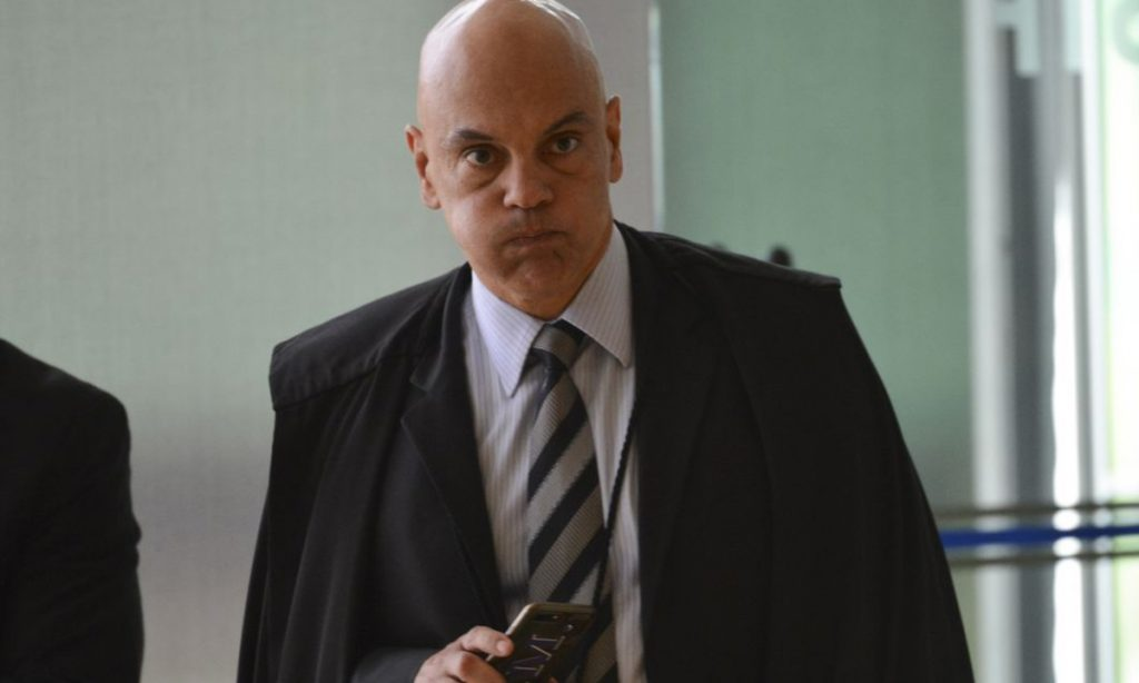 O ministro Alexandre de Moraes, do Supremo Tribunal Federal (STF), com a boca cheia de ar, sério, em pé, andando e olhando pra frente