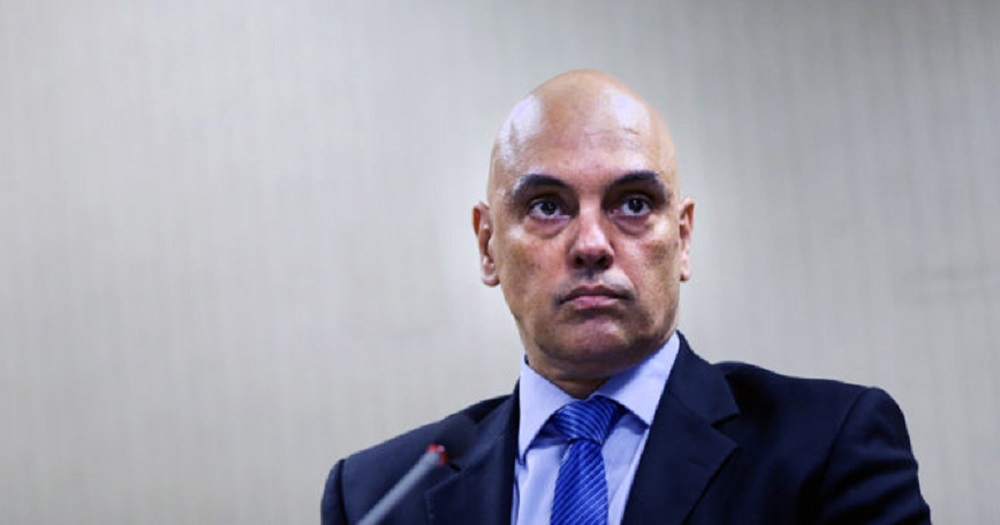 ministro Alexandre de Moraes sério olhando pra frente sem olhar pra câmera