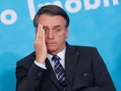 ex-presidente Jair Bolsonaro (PL) com expressão triste e uma das mãos no rosto