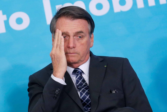 ex-presidente Jair Bolsonaro (PL) com expressão triste e uma das mãos no rosto
