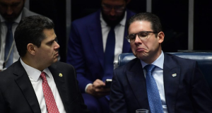 Os presidentes do Senado Federal, Davi Alcolumbre (União-AP), e da Câmara dos Deputados, Hugo Motta (Republicanos-PB), sentados lado a lado, o primeiro sério e o segundo triste