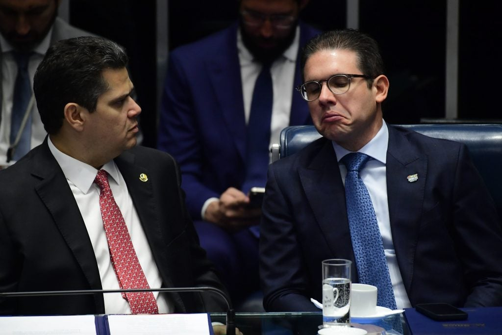 Os presidentes do Senado Federal, Davi Alcolumbre (União-AP), e da Câmara dos Deputados, Hugo Motta (Republicanos-PB), sentados lado a lado, o primeiro sério e o segundo triste