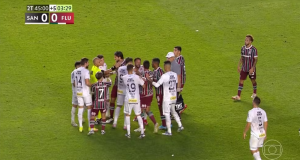 Neymar e Paulo Henrique Ganso em campo, discutindo, cercado de outros jogadores
