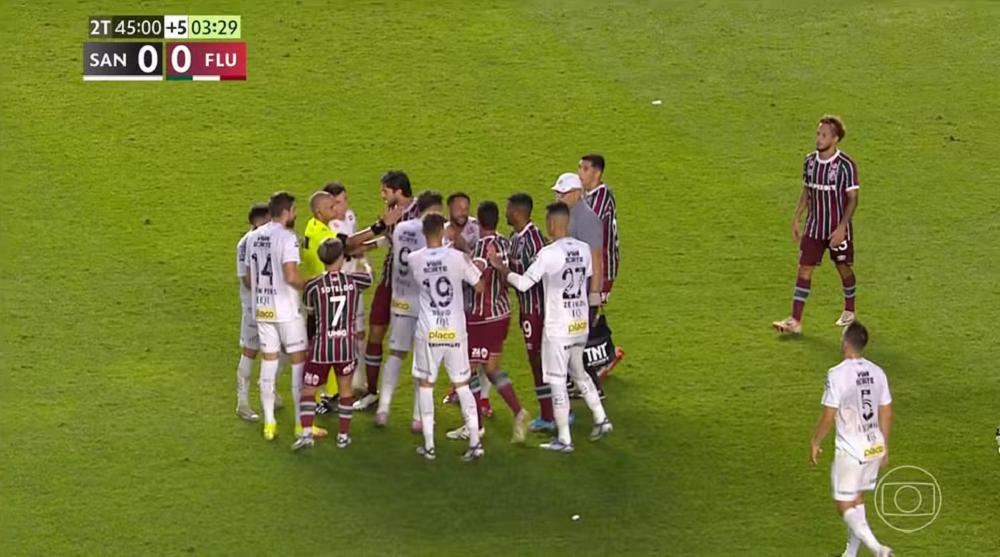 Neymar e Paulo Henrique Ganso em campo, discutindo, cercado de outros jogadores