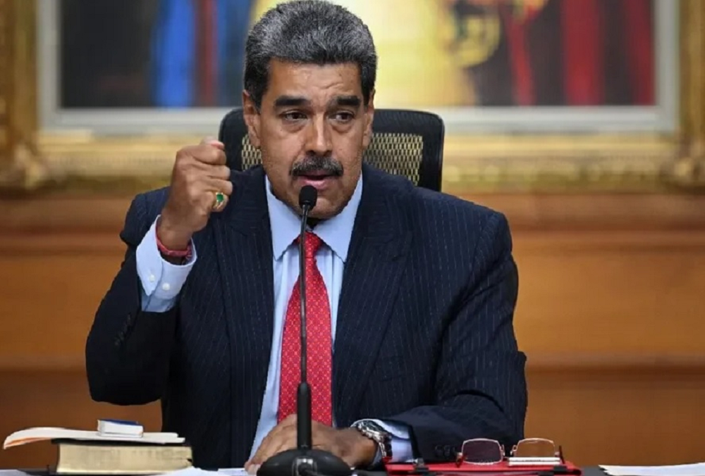 Nicolás Maduro falando e gesticulando