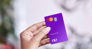 Mão segurando cartão do Nubank