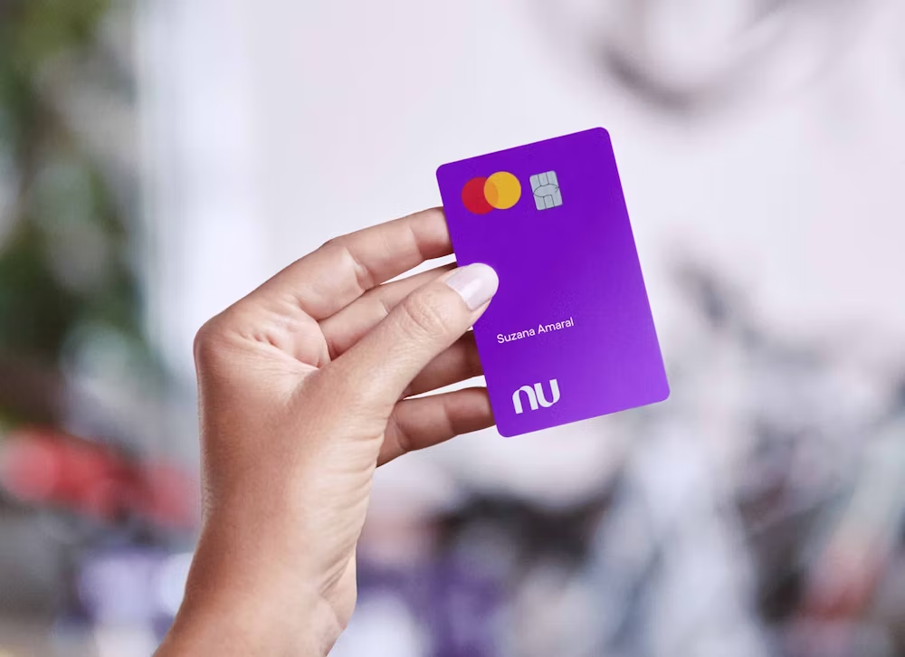 Mão segurando cartão do Nubank