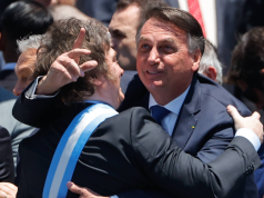 ex-presidente Jair Bolsonaro (PL) e o presidente argentino, Javier Milei, se abraçando