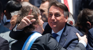 ex-presidente Jair Bolsonaro (PL) e o presidente argentino, Javier Milei, se abraçando