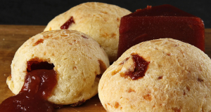 Pão de queijo recheado com goiabada