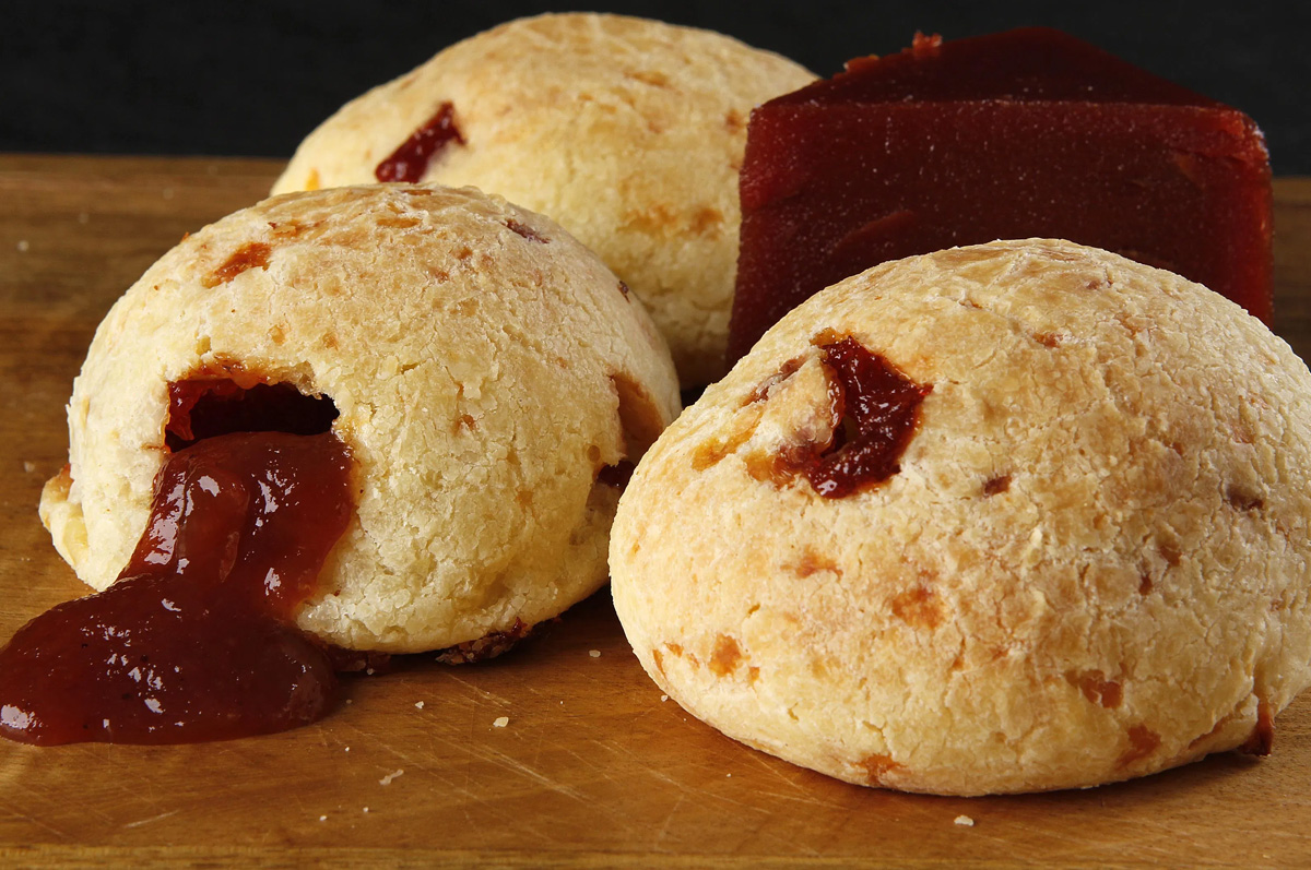 Pão de queijo recheado com goiabada