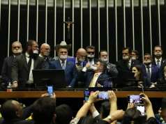 Parlamentares de oposição durante obstrução na Câmara dos Deputados
