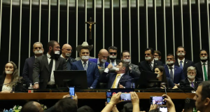 Parlamentares de oposição durante obstrução na Câmara dos Deputados
