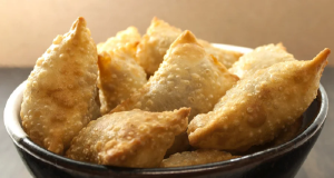 Pastéis de carne em pote preto