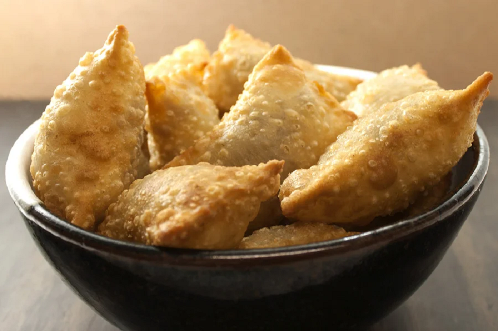 Pastéis de carne em pote preto