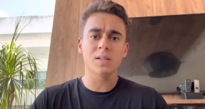 deputado federal Nikolas Ferreira (PL-MG) de camiseta preta, olhando para a câmera com expressão confusa