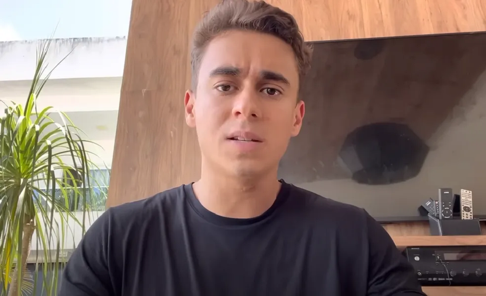 deputado federal Nikolas Ferreira (PL-MG) de camiseta preta, olhando para a câmera com expressão confusa