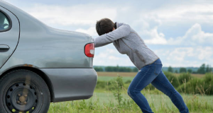 Pessoa empurrando carro