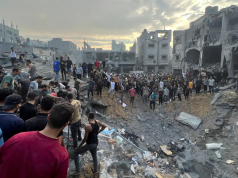 Pessoas em meio aos escombros de Gaza