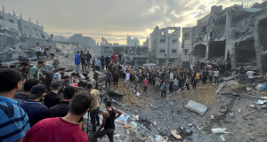 Pessoas em meio aos escombros de Gaza