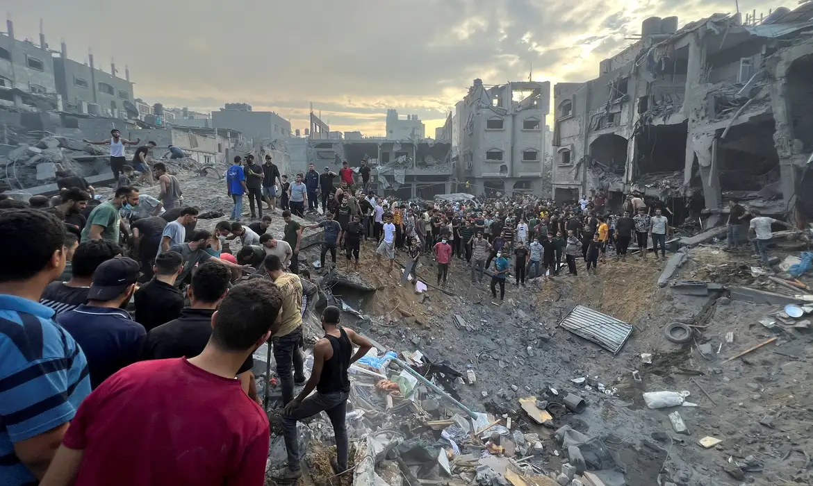 Pessoas em meio aos escombros de Gaza