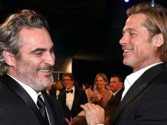 Joaquin Phoenix e Brad Pitt rindo sem olhar para a câmera