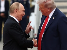 O presidente russo, Vladimir Putin, e o presidente norte-americano, Donald Trump, conversando e dando aperto de mãos , sérios