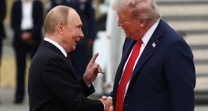 O presidente russo, Vladimir Putin, e o presidente norte-americano, Donald Trump, conversando e dando aperto de mãos , sérios