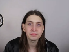 O youtuber e humorista, Felipe Bressanim Pereira, mais conhecido como Felca, de cabelo solto e roupa preta, olhando pra frente
