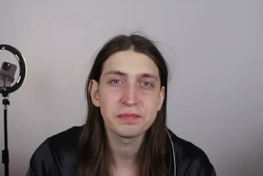O youtuber e humorista, Felipe Bressanim Pereira, mais conhecido como Felca, de cabelo solto e roupa preta, olhando pra frente