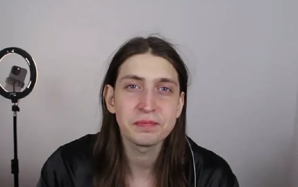 O youtuber e humorista, Felipe Bressanim Pereira, mais conhecido como Felca, de cabelo solto e roupa preta, olhando pra frente