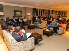 O grupo suprapartidário "Direitos Já! Fórum pela Democracia" em reunião