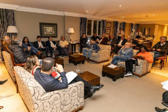 O grupo suprapartidário "Direitos Já! Fórum pela Democracia" em reunião