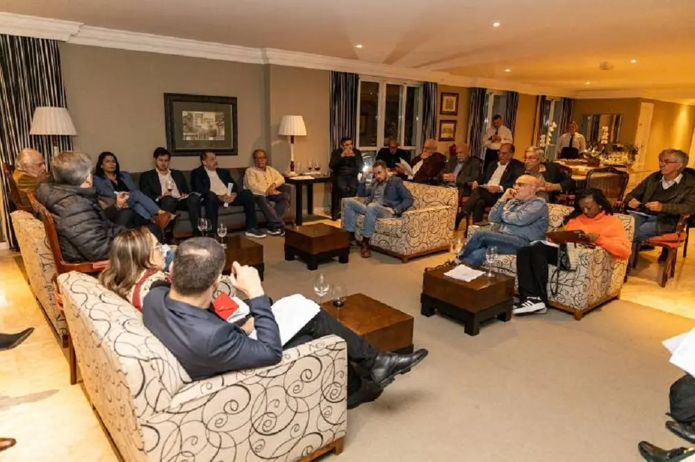 O grupo suprapartidário "Direitos Já! Fórum pela Democracia" em reunião