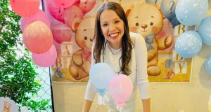 A sargento Juliana da Silva Oliveira Pessoas sorrindo em chá de bebê