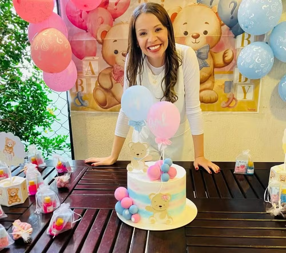 A sargento Juliana da Silva Oliveira Pessoas sorrindo em chá de bebê