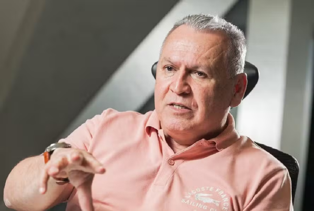 fundador da Ultrafarma, Sidney Oliveira, de camisa cor de rosa, falando e gesticulando, sério, sem olhar para a câmera