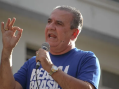 O pastor Silas Malafaia gritando em microfone e gesticulando