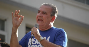 O pastor Silas Malafaia gritando em microfone e gesticulando