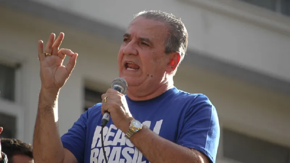 O pastor Silas Malafaia gritando em microfone e gesticulando