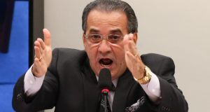 O pastor Silas Malafaia gritando com os braços erguidos