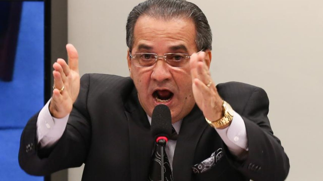O pastor Silas Malafaia gritando com os braços erguidos