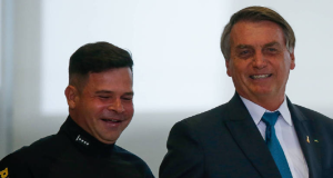 O ex-diretor-geral da Polícia Rodoviária Federal (PRF), Silvinei Vasques, e o ex-presidente Jair Bolsonaro caminhando lado a lado e rindo